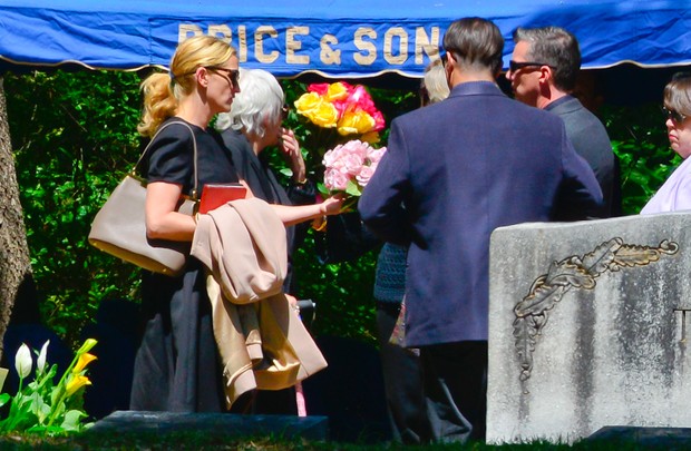 Trs meses aps morte, meia-irm de Julia Roberts tem funeral