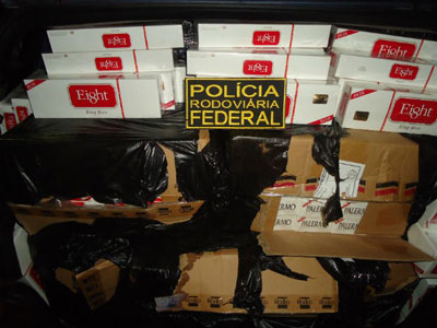 Polcia apreende carro com cerca de 1.250 pacotes de cigarros no Paran