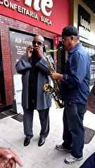 Msico de Braslia toca na rua com Stevie Wonder