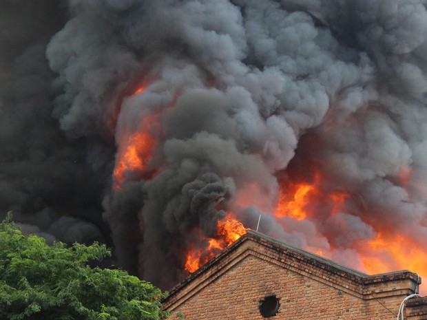 Bombeiros do Rio controlam fogo que destruiu shopping