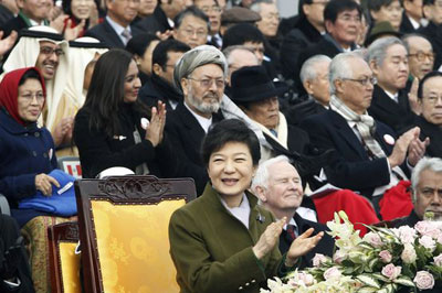Primeira mulher a governar Coreia do Sul promete recuperao