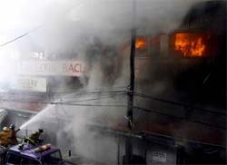Incndio em shopping nas Filipinas destri centenas de lojas