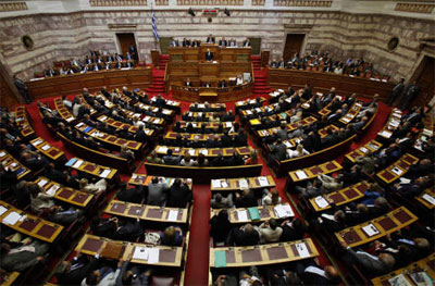 Grcia: Plano de austeridade aprovado no parlamento
