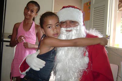 Papai Noel percorre o interior de Itapemirim levando magia e alegria