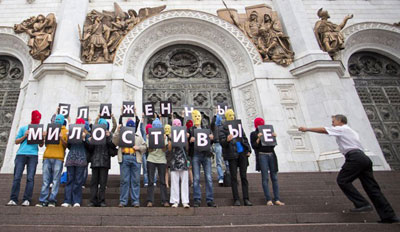 Apoiadores da banda Pussy Riot protestam em igreja em Moscou