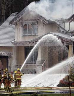 Casas luxuosas de Seattle pegam fogo 