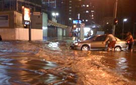 Chuva forte no Rio causa transtornos em vrios bairros 