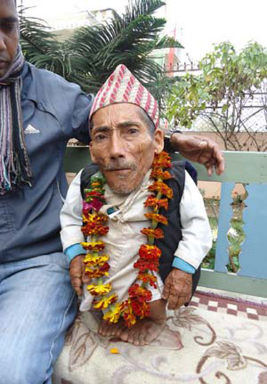Nepals de 56 centmetros quer recorde de menor homem do mundo
