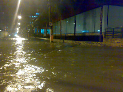 Chuva deixa rua completamente alagada em Jardim Camburi, ES