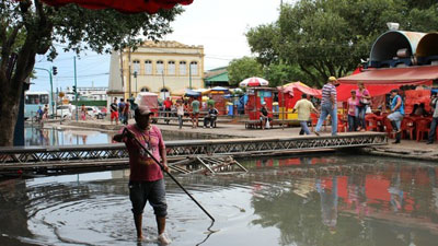 Cheia do rio Negro altera trnsito em ruas de Manaus