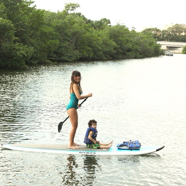 Dani Suzuki pratica stand up paddle com o filho