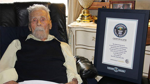 Homem mais velho do mundo morre aos 111 anos em Nova York