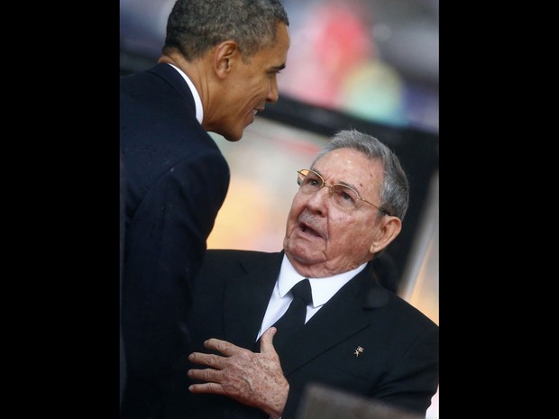 Em homenagem a Mandela, Obama e Ral Castro se cumprimentam