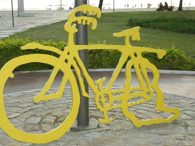Escultura volta a ciclovia de Santos depois de restaurao
