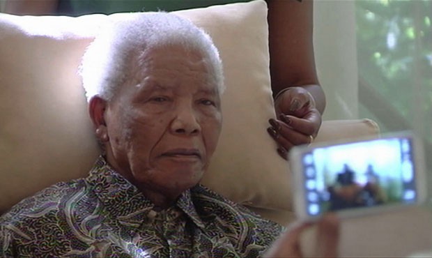 Nelson Mandela est respirando sozinho, diz governo sul-africano