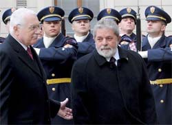 Lula chega  Repblica Tcheca para assinar acordos 