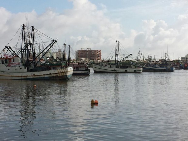 Pescadores em protesto impedem passagem de ferry boat em Ita