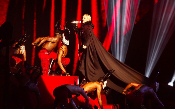Madonna e o tombo nos Brit Awards: Ou era estrangulada ou c