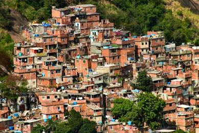 Defesa Civil interdita trs casas na  Rocinha aps deslizamento de pedras