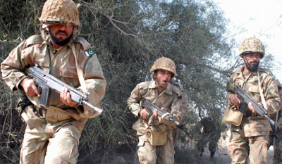 Combates no Paquisto matam 13 soldados e dezenas de rebeldes  