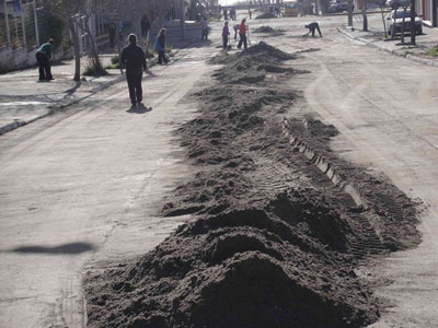 Moradores varrem cinzas de vulco das ruas de Bariloche