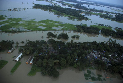 Enchentes deixam 16 mortos e 100 mil desabrigados na ndia