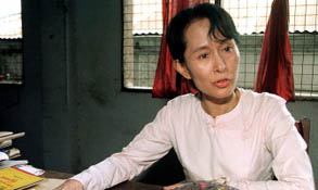 Suu Kyi proclama inocncia diante tribunal 