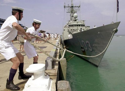 Incrvel roubo de armas em navio de guerra australiano