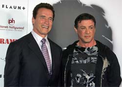 Schwarzenegger posa com Stallone na premiere de 'Rambo'