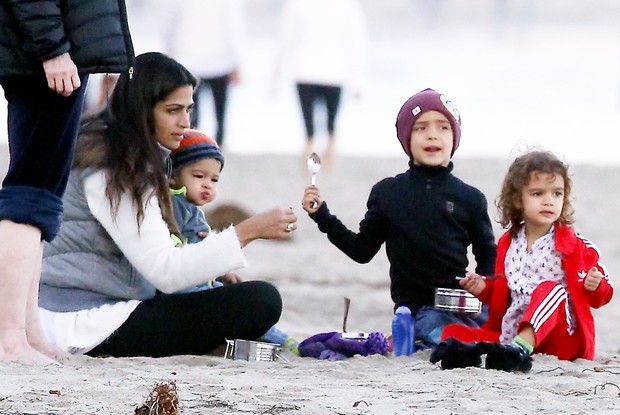 Camila Alves curte praia com os filhos nos Estados Unidos
