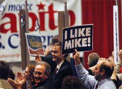 Mike Huckabee vence prvia republicana na Virgnia Ocidental
