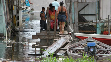 Famlias se negam a deixar casas inundadas pela cheia, diz Defesa Civil