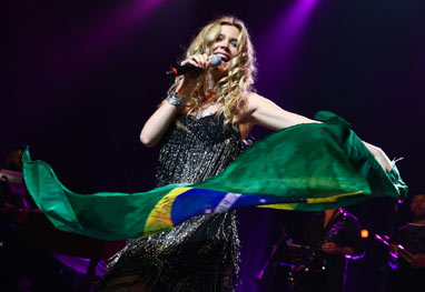 Com a bandeira do Brasil, Joss Stone se apresenta em So Pau