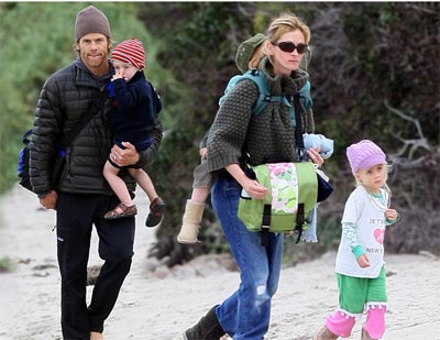 Julia Roberts leva famlia para passear na praia