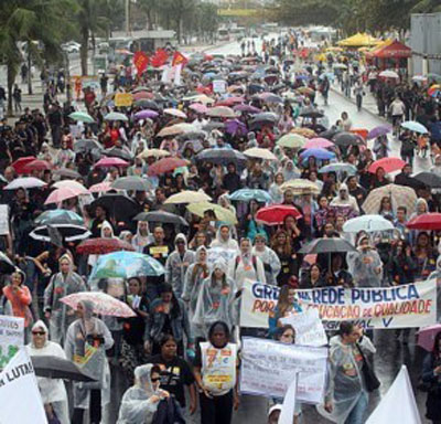 Professores em greve fazem enterro simblico do governador Srgio Cabral
