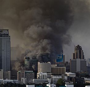 Bancos e comrcios so incendiados em mais de 20 zonas de Bangcoc 