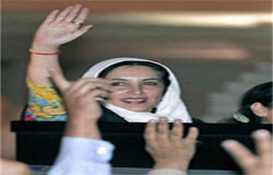 Benazir Bhutto exige renncia de presidente do Paquisto