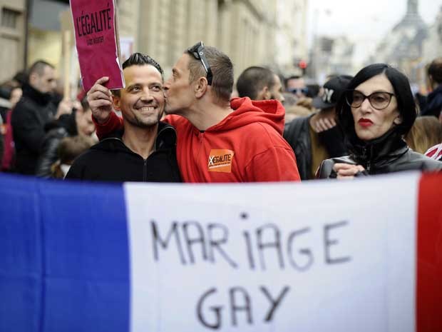 Frana promulga lei do casamento gay
