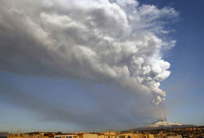 Vulco Etna entra em erupo e espalha nuvem de cinza na Itlia