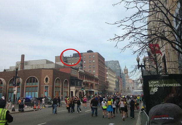 Fotos mostram pessoa no alto de prdio durante exploses em Boston