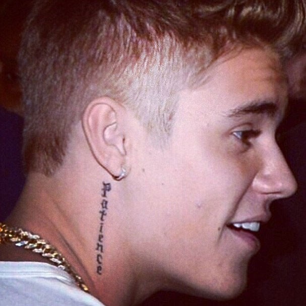 Justin Bieber faz mais uma tatuagem... Dessa vez no pescoo