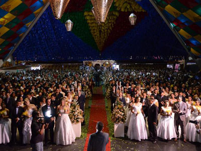 150 casais dizem sim em casamento coletivo em Campina Grande