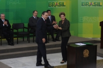 Dilma d posse a Alves no Turismo e elogia parceria no Congr