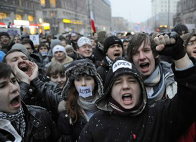 Polnia assina acordo internacional antipirataria que causou protestos