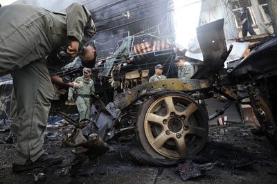Ataque com carro-bomba provoca incndio e deixa feridos na Tailndia