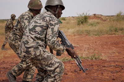 Ao menos 15 terroristas so mortos em combates no Mali  