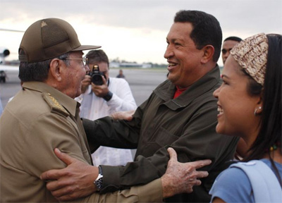 Hugo Chvez chega a Cuba e rene-se com Ral Castro