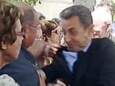 Homem  preso por agarrar palet de Sarkozy.