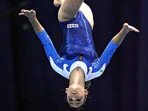 A ginasta brasileira Jade Barbosa divide ouro com russa