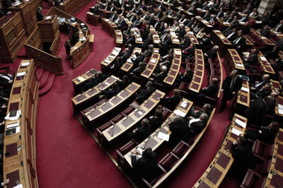 Parlamento grego aprova lei que prev demisso de funcionrios pblicos